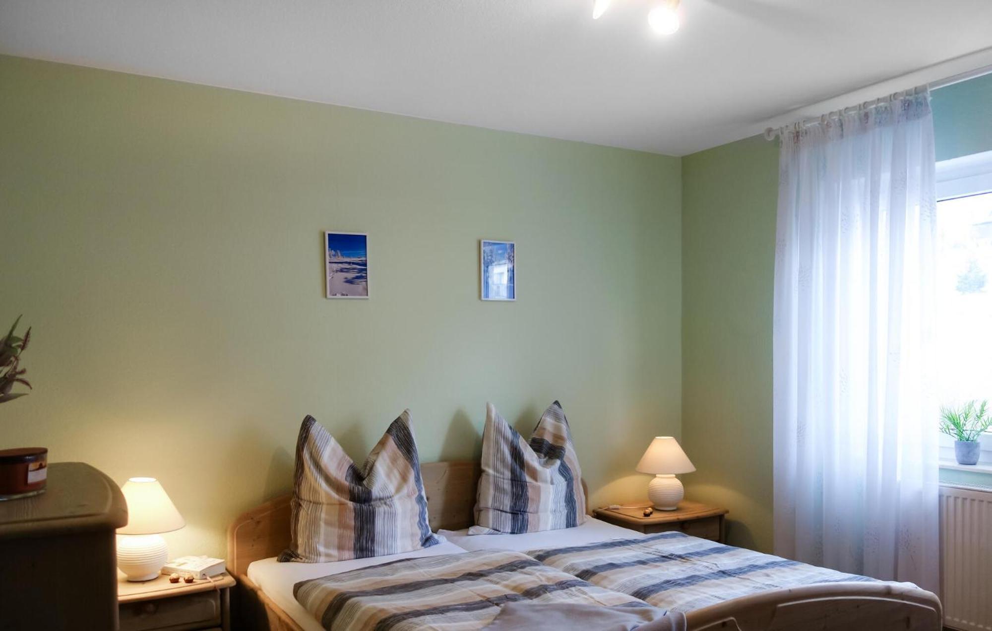 1 Bedroom Awesome In Apartment *